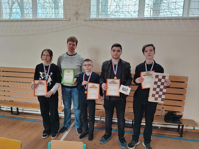 Соревнования по шахматам в рамках спортивных игр ШСК.